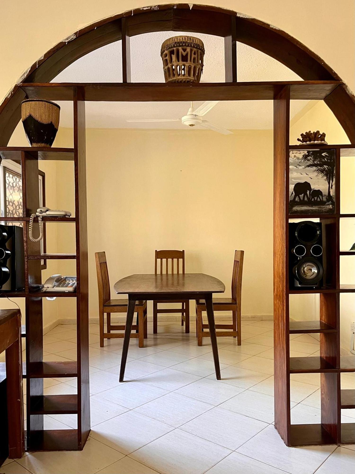 Akogo House - Bnb , Hostel, Backpackers & Volunteer Center 몸바사 외부 사진