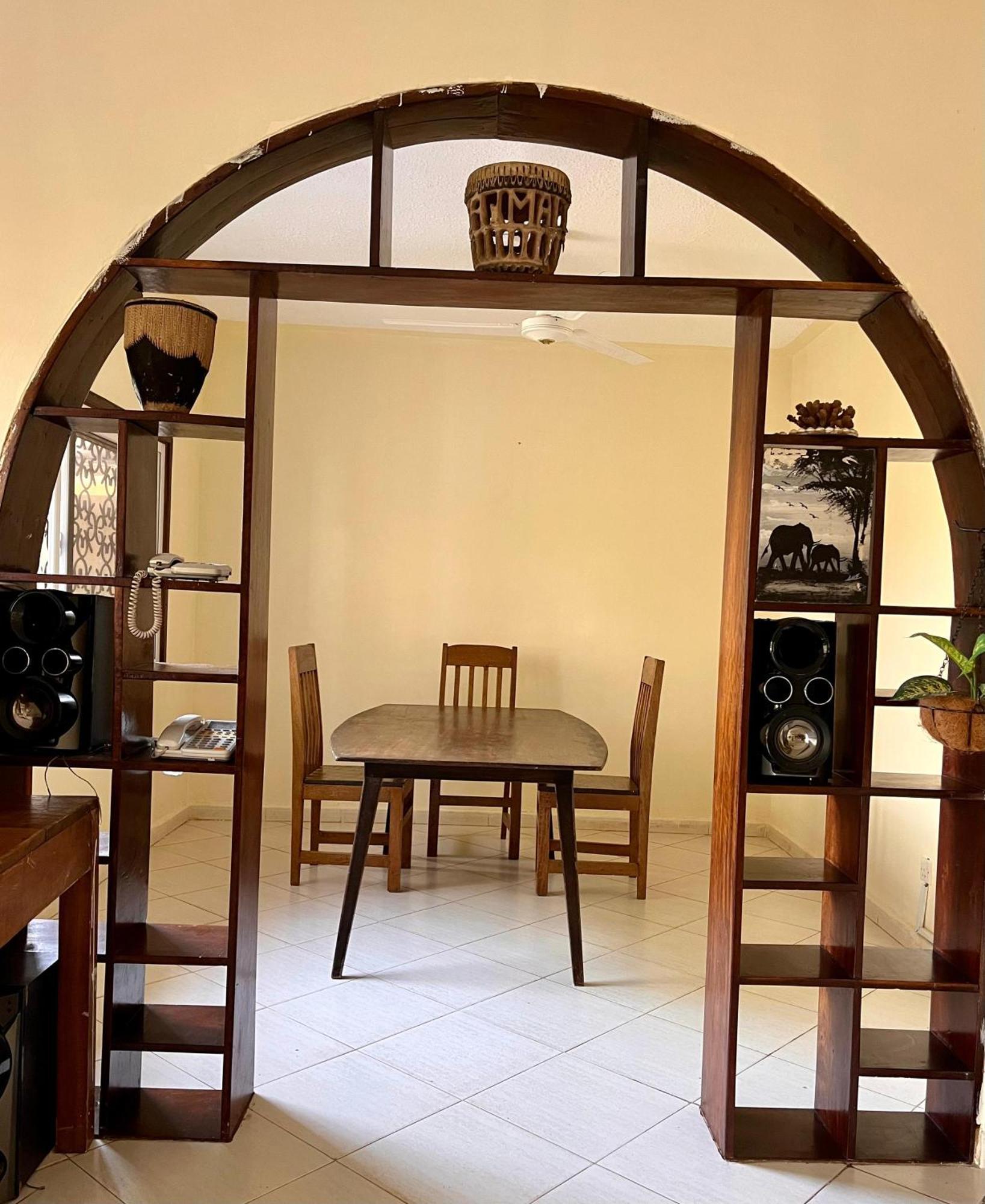 Akogo House - Bnb , Hostel, Backpackers & Volunteer Center 몸바사 외부 사진