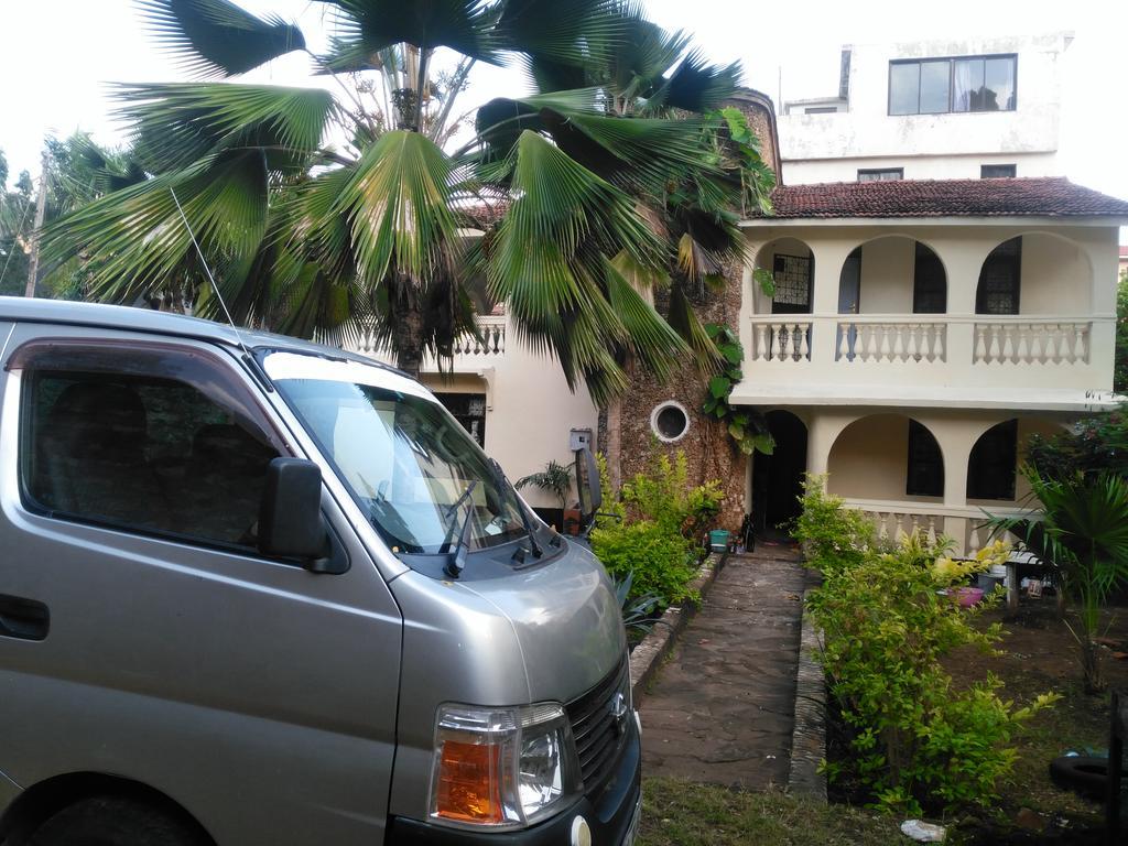 Akogo House - Bnb , Hostel, Backpackers & Volunteer Center 몸바사 외부 사진